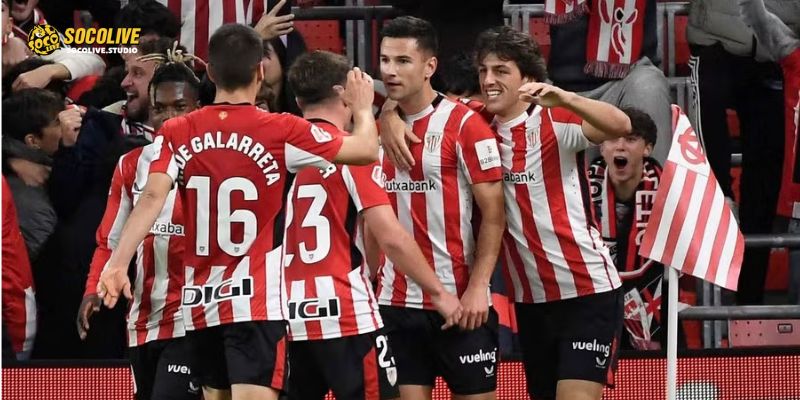 Dàn cầu thủ Athletic Club khởi động trên sân Camp Nou, sẵn sàng tạo nên bất ngờ trước gã khổng lồ xứ Catalan