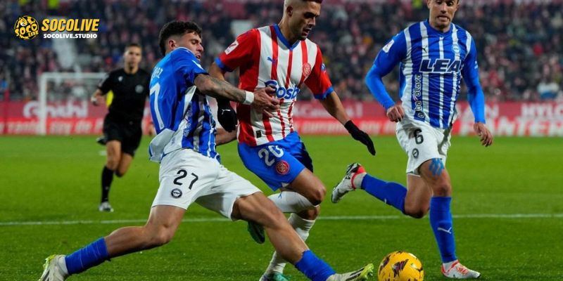 Pha tranh chấp giữa tiền đạo Alavés và trung vệ Girona